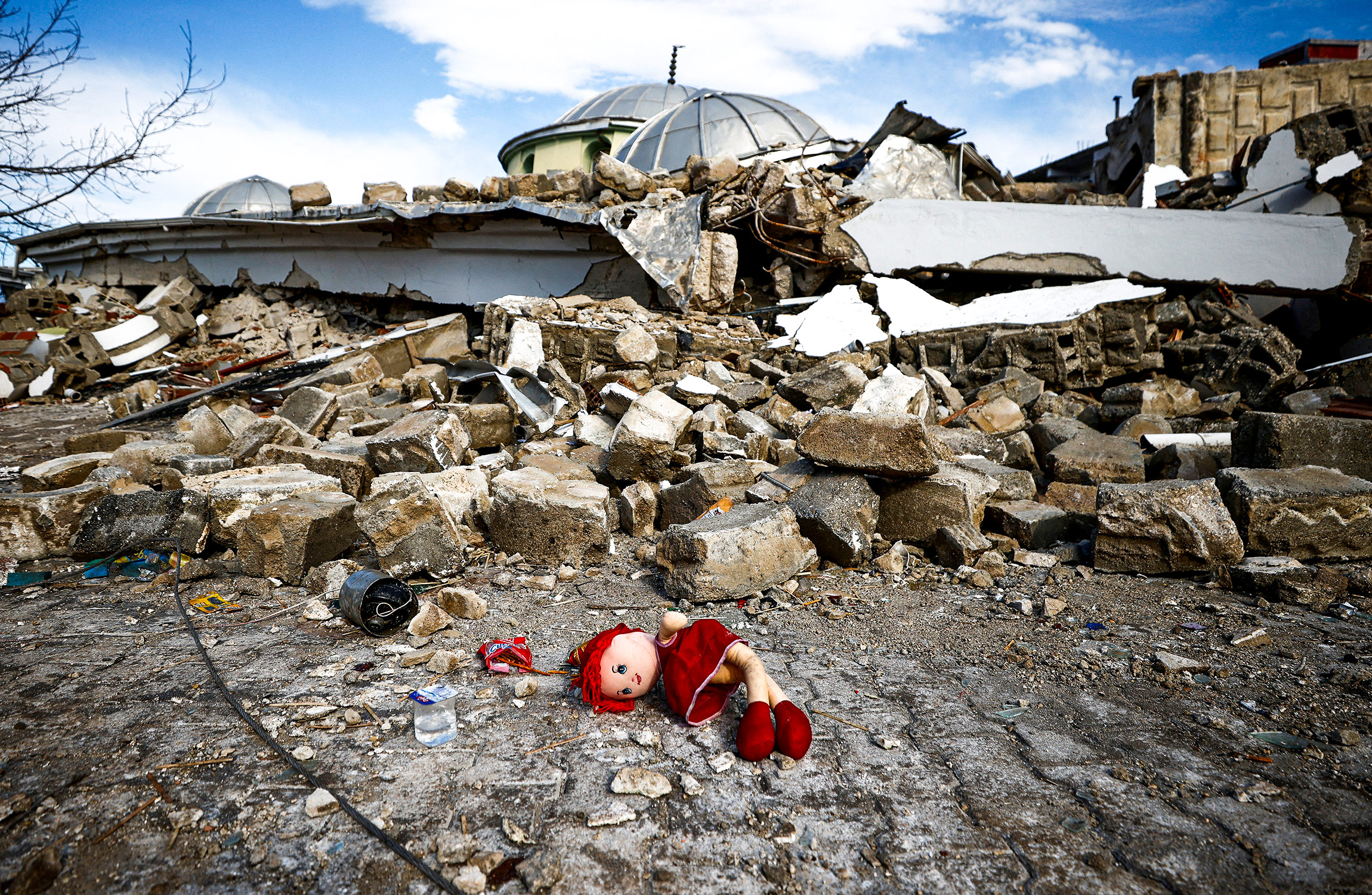 Кукла возле обрушившейся&nbsp;в результате землетрясения мечети в Хатае, 7 февраля 2023 года