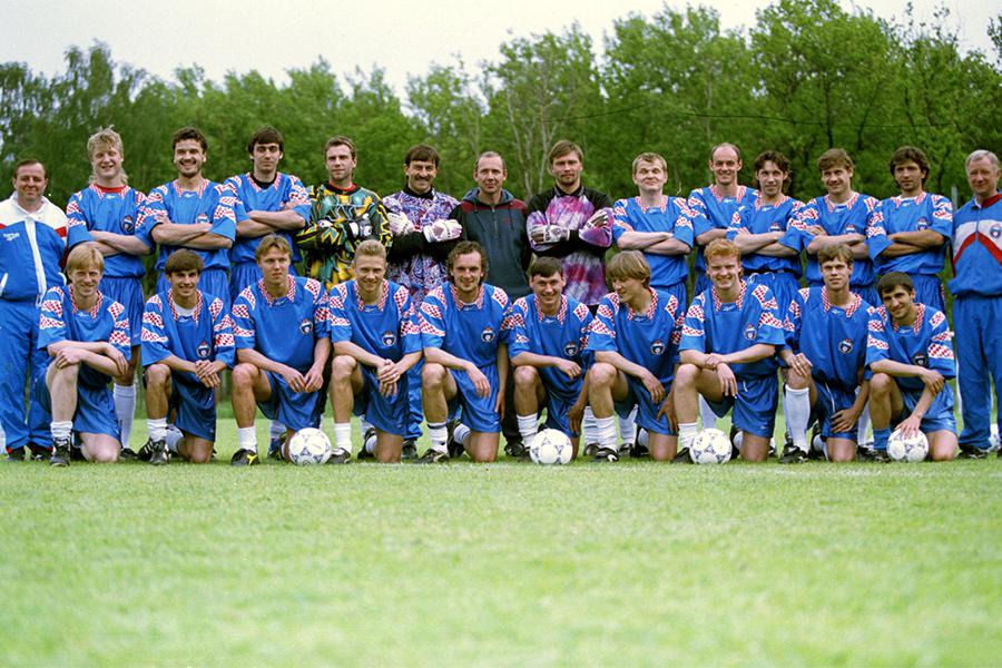 Станислав Черчесов (шестой слева на втором плане) в составе сборной России по футболу, 1996 год