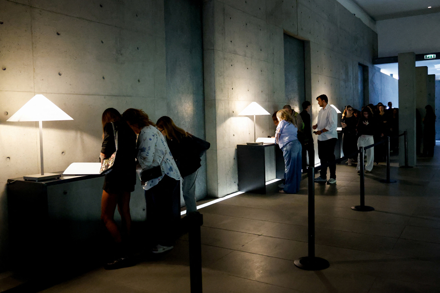 Для того чтобы все желающие могли проститься с Армани, доступ к его гробу будет открыт и 7 сентября.
&nbsp;