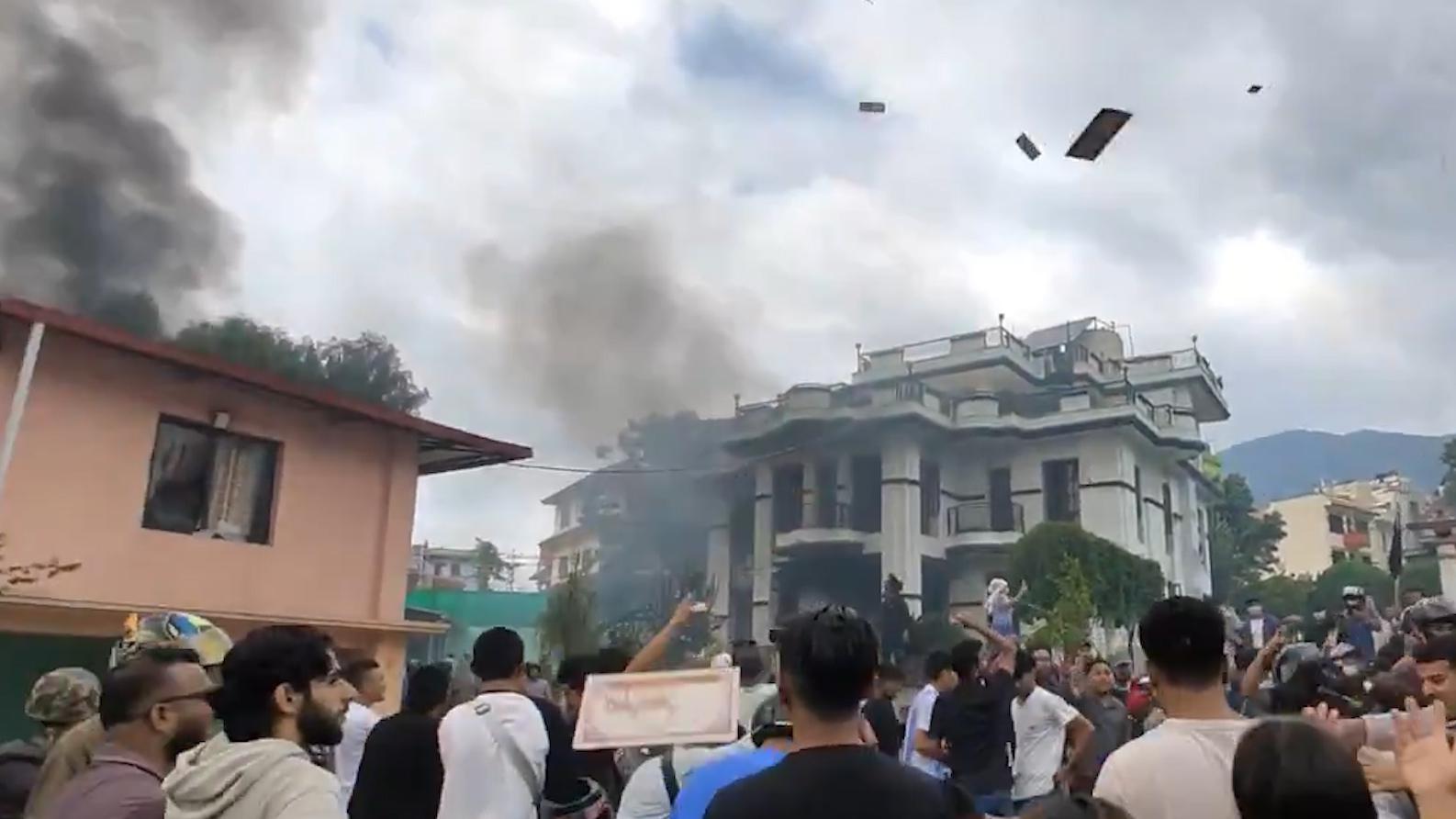 В Непале протестующие подожгли парламент и резиденции высших чиновников