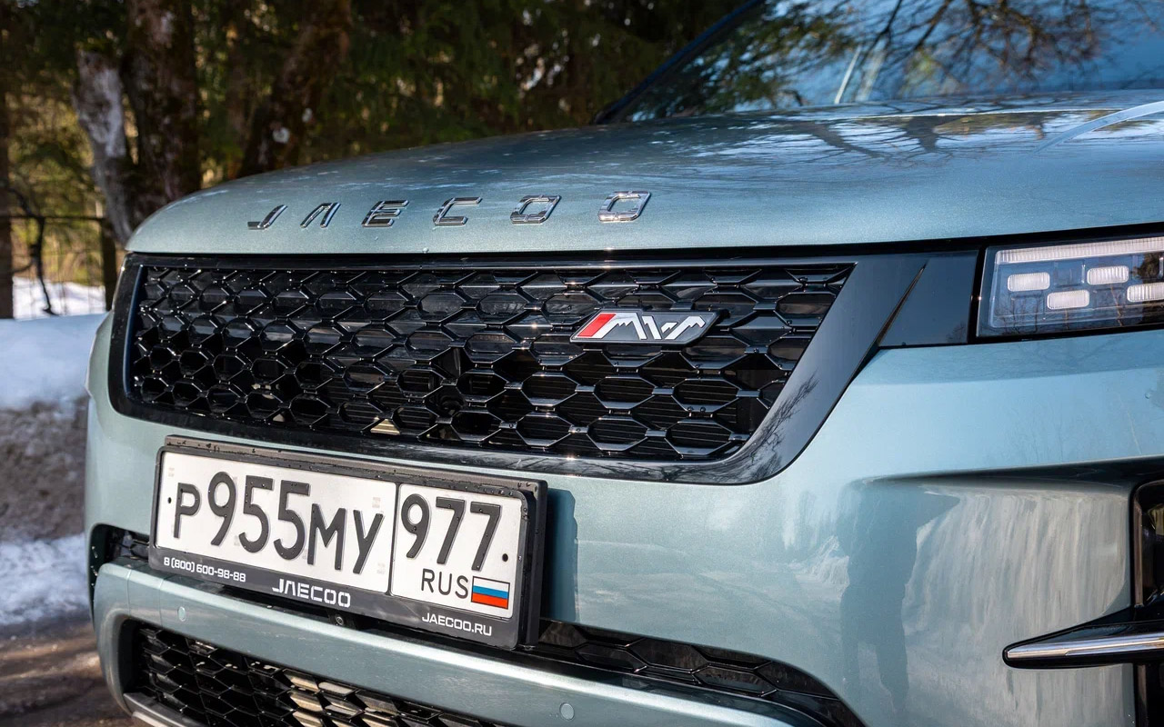 Сходство с Land Rover не заметит только слепой, что, впрочем, не делает машину хуже