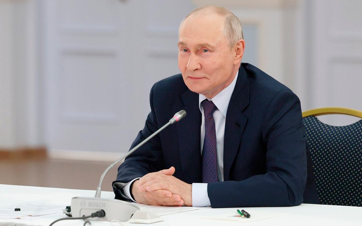 Путин заявил, что чиновников, «как правило, все ругают»