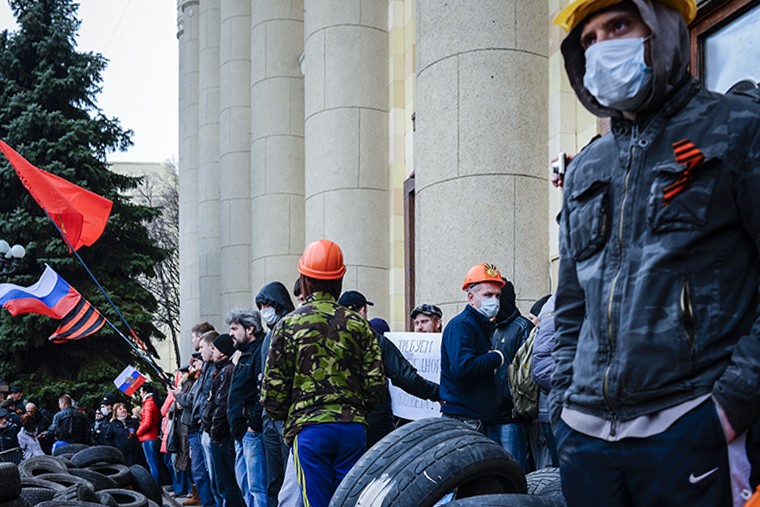 ХарьковНеподалеку от них на Антимайдан собрались пророссийские активисты с триколорами и георгиевскими лентами.