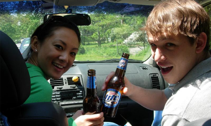 Пью пиво в машине