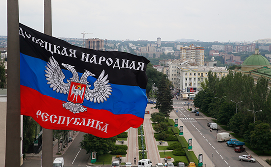 Донецк, флаг ДНР на здании администрации




