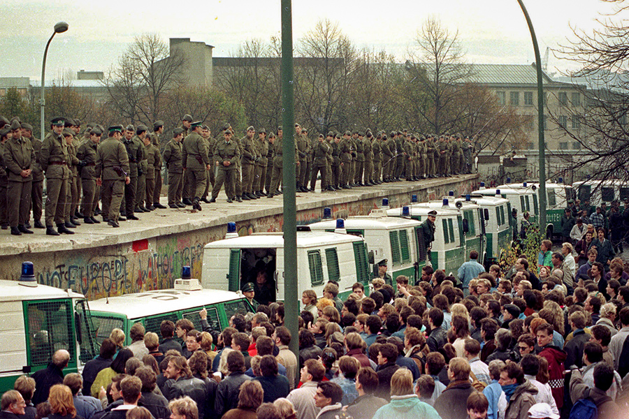 Прорыв через стену и ее разрушение произошли случайно. 9 ноября 1989 года в эфире телевидения ГДР показали ответы на вопросы члена политбюро Гюнтера Шабовски, который заявил, что упрощение режима пересечения начинается немедленно. Хотя планировалось, что он будет облегчен постепенно, а жителям востока все равно потребуется виза для пересечения границы. В тот&nbsp;же вечер тысячи людей начали подходить к границе, первым не выдержал наплыва людей офицер на КПП Борнхольмер-штрассе Харальд Йегар, давший команду пропустить толпу. Его примеру последовали и на других КПП
