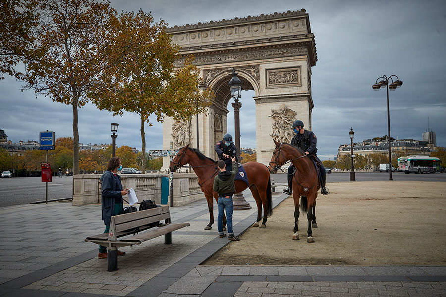 Конная полиция на Елисейских полях в Париже проверяет у прохожих разрешение на выход на улицу.

Подобный документ не требуется, если человек выходит на работу, за продуктами, к врачу или на короткую прогулку
