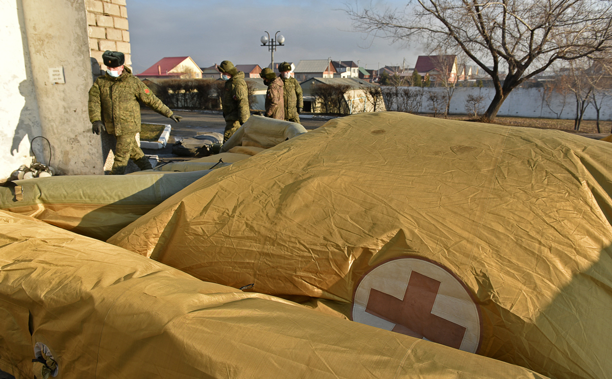 Военнослужащие устанавливают одну из палаток мобильного госпиталя Минобороны РФ для пациентов с коронавирусной инфекцией