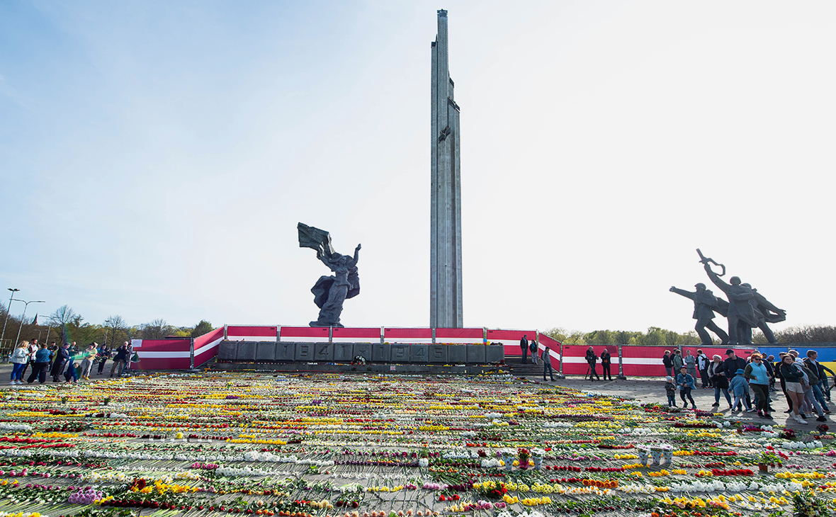 Латвия. Рига. Жители Риги во время возложения цветов к памятнику Освободителям