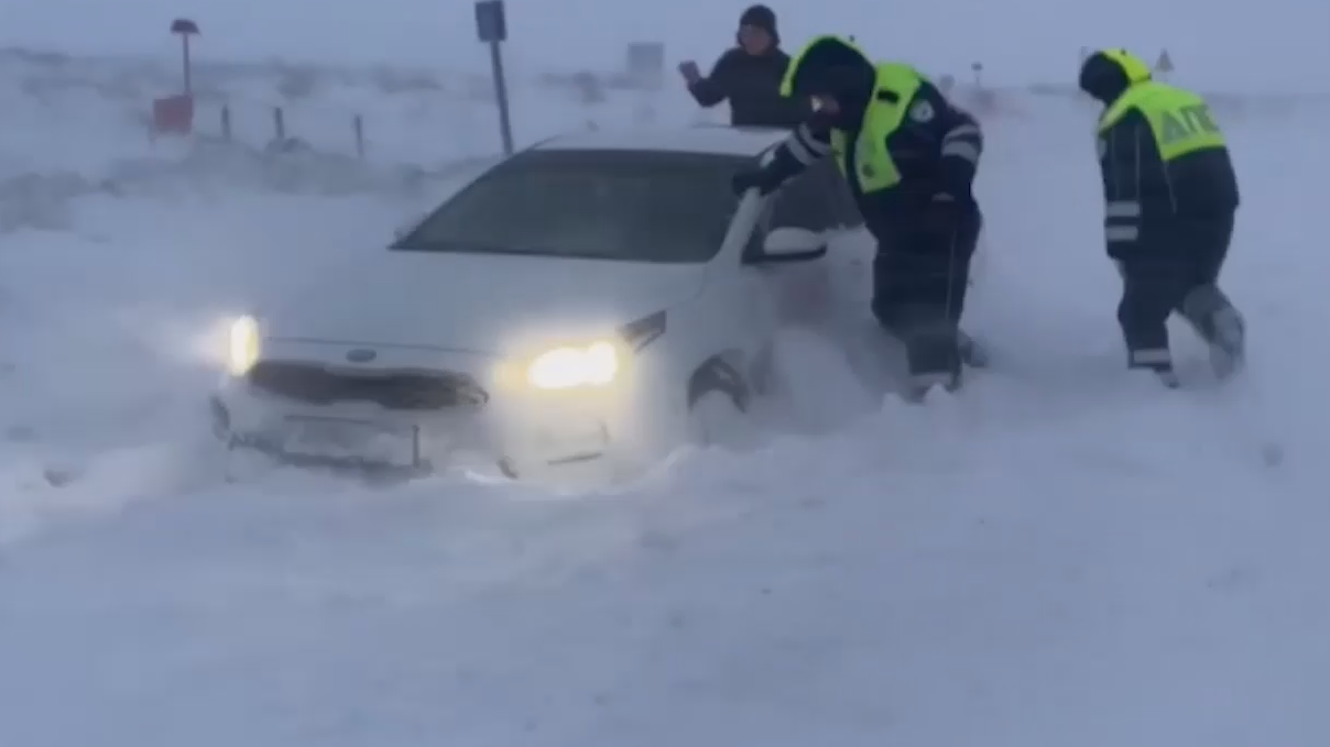 Челябинскую область накрыл мощный снегопад. Видео