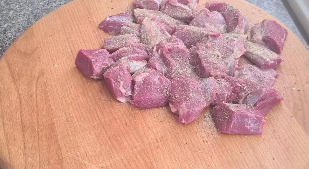 Нарежьте баранину