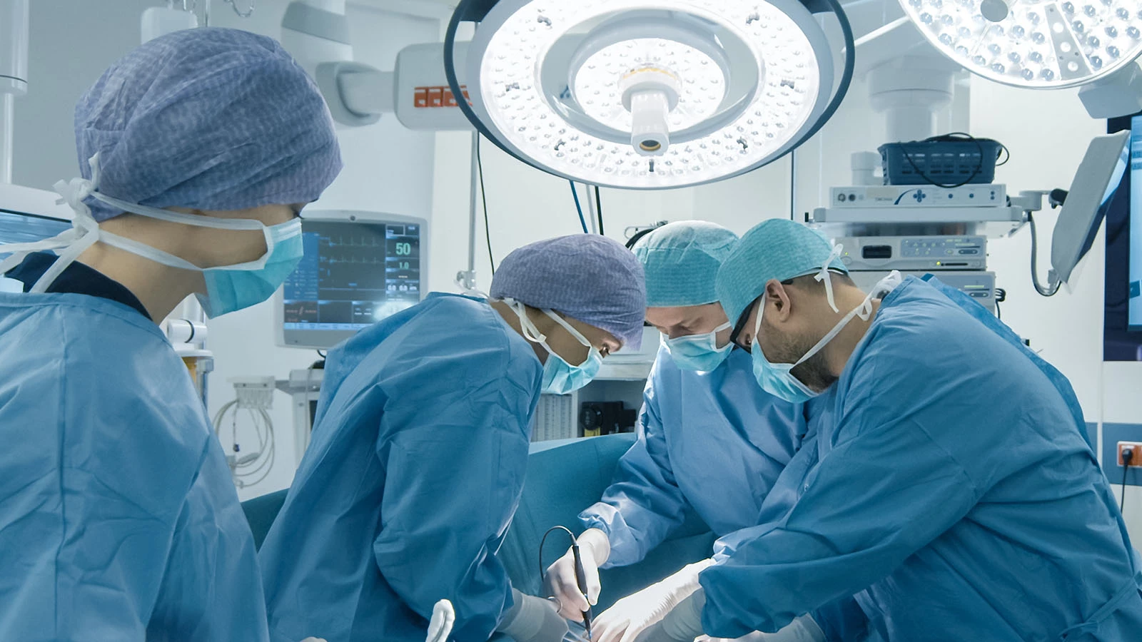 В Подмосковье спасли мужчину, которому в лицо влетел расколовшийся нож