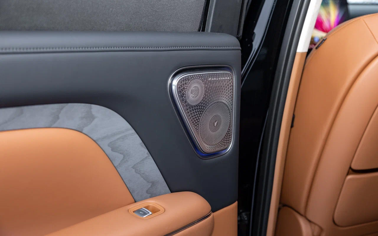 Задние стекла в Voyah Taishan &mdash; многослойные. Помимо тонировки есть выдвижные шторки. Нажал один раз на кнопку стеклоподъемника&nbsp;&mdash; опустилась&nbsp;шторка, нажал второй &mdash; поехало само&nbsp;стекло