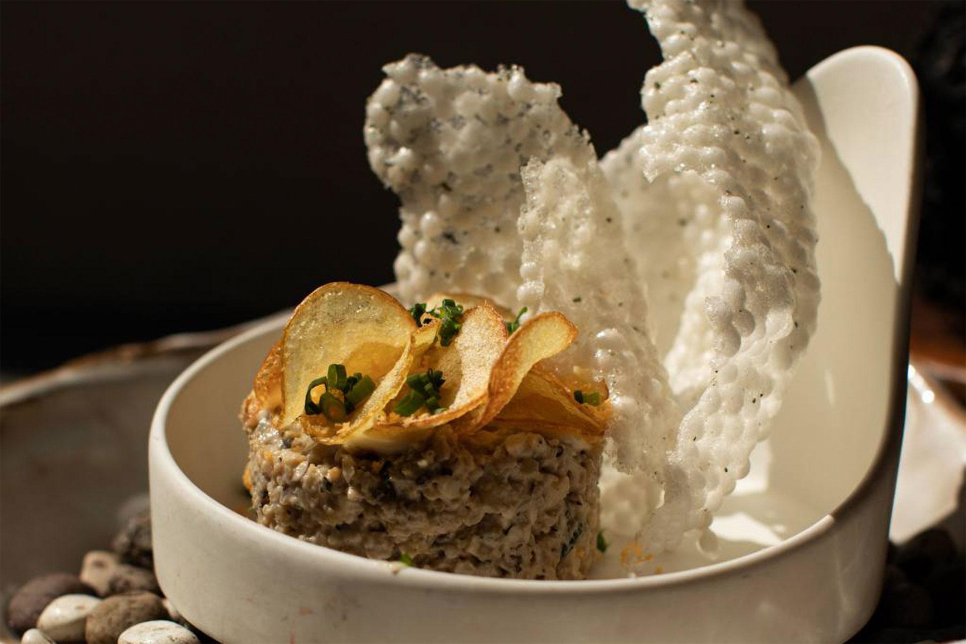 Риет из рапана / желток / чипс из картофеля