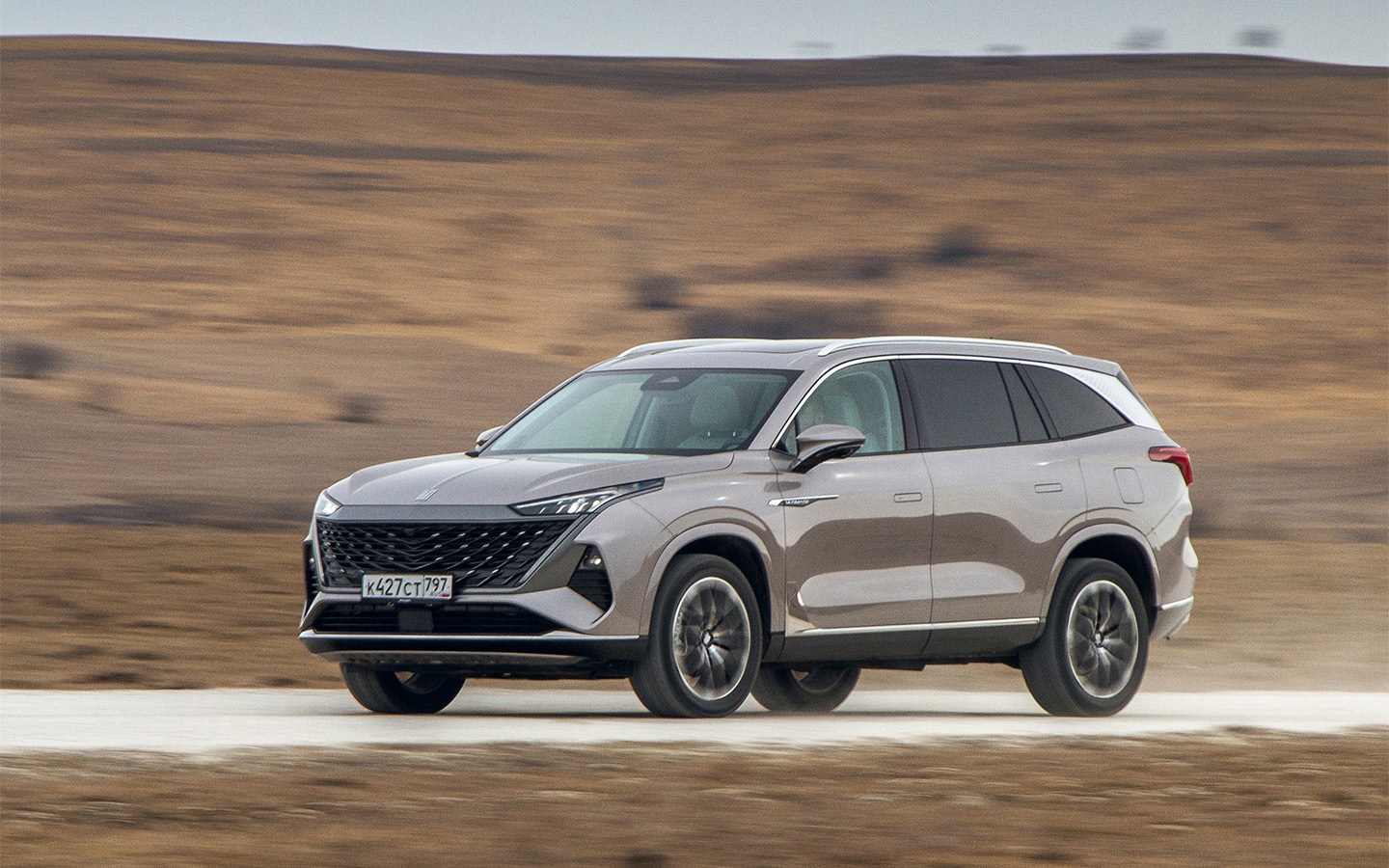 Лобовое стекло двухслойное, что явно помогает. А передние окна &mdash; нет, и за ними слышны посвистывания возле боковых зеркал