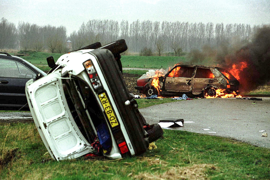 23 марта 1997 года недалеко&nbsp;от&nbsp;голландского города Бевервейк произошло столкновение болельщиков амстердамского &laquo;Аякса&raquo; и&nbsp;роттердамского &laquo;Фейеноорда&raquo;. В драке участвовали более 300 человек, один из&nbsp;которых погиб. Полиция знала о&nbsp;готовящихся беспорядках, но&nbsp;не&nbsp;смогла их предотвратить, потому&nbsp;что&nbsp;хулиганы выбрали место для&nbsp;драки в&nbsp;последний момент.