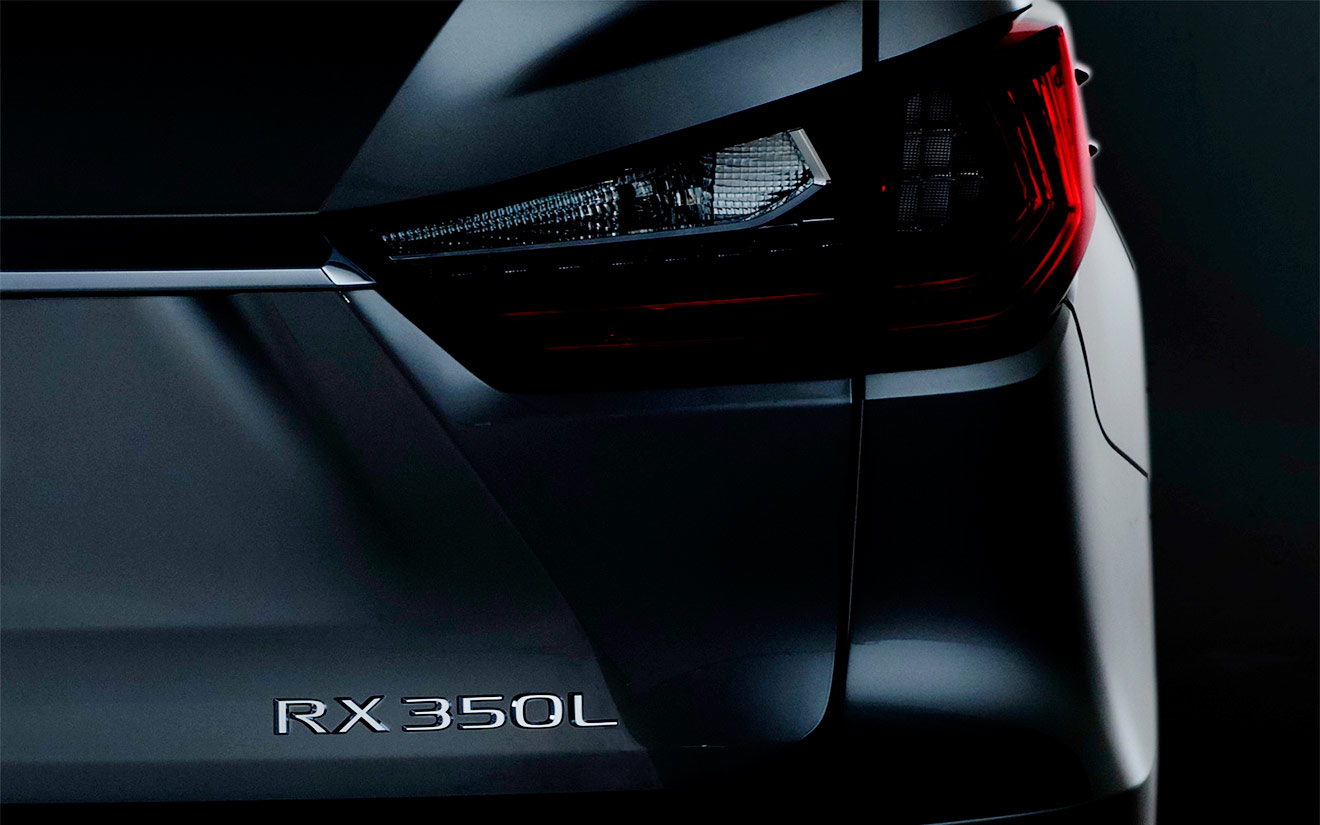 Удлиненный вариант хорошо знакомого кроссовера Lexus RX наверняка хорошо приняли&nbsp;бы в Китае, но японцы решили отдать приоритет американскому рынку. RXL длиннее, чем RX за счет заднего свеса, а в салоне установлено три ряда сидений. При этом колесная база осталась прежней. А вот младших силовых агрегатов, похоже, не будет. RXL получит 3,5-литровый атмосферный бензиновый двигатель V6 мощностью 300 л.с. и гибридную силовую установку с тем&nbsp;же мотором и электрическим двигателем. Суммарная мощность Lexus RXL 450h составляет 313 лошадиных сил.

