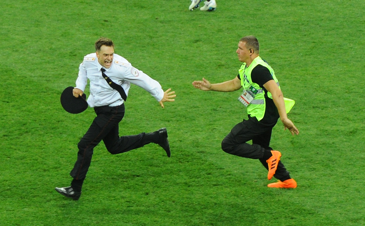 Акция Pussy Riot на финальном матче чемпионата мира. Петр Верзилов&nbsp;(слева)




