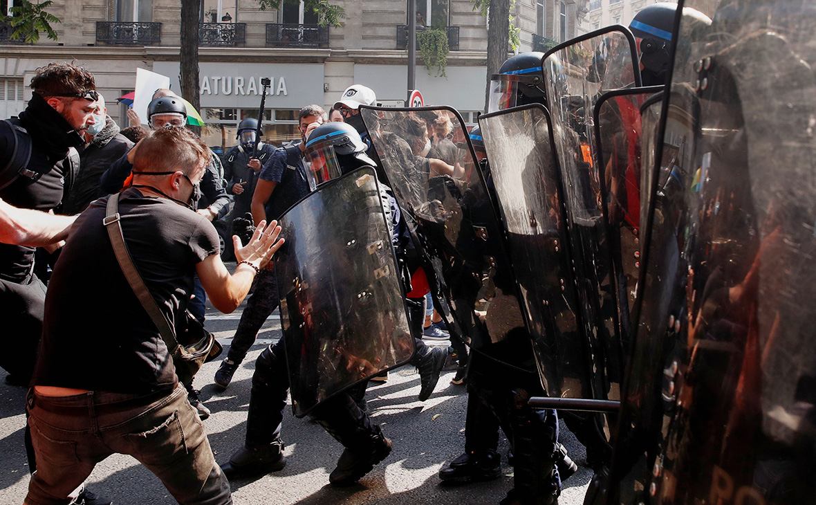 Столкновение протестующих с полицейскими во время демонстрации движения &laquo;желтых жилетов&raquo; в Париже, Франция