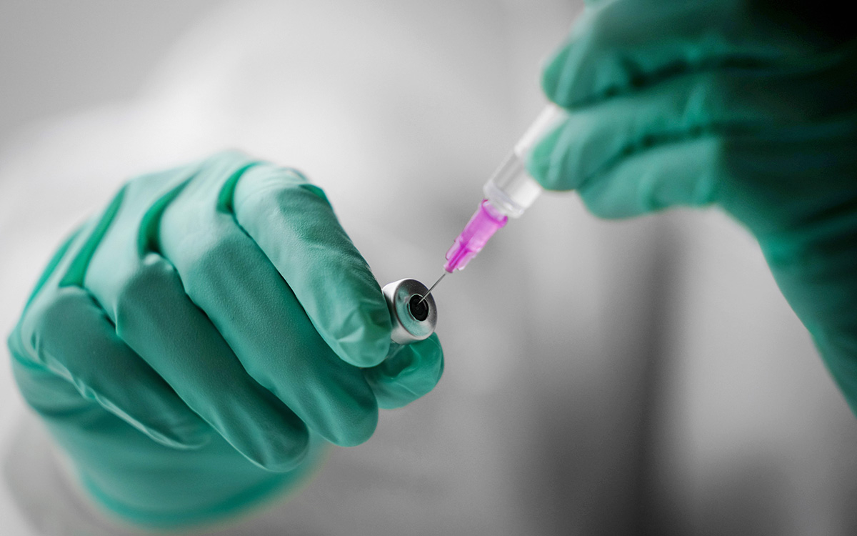 Центр Гамалеи проведет испытания новой вакцины от коронавируса на людях