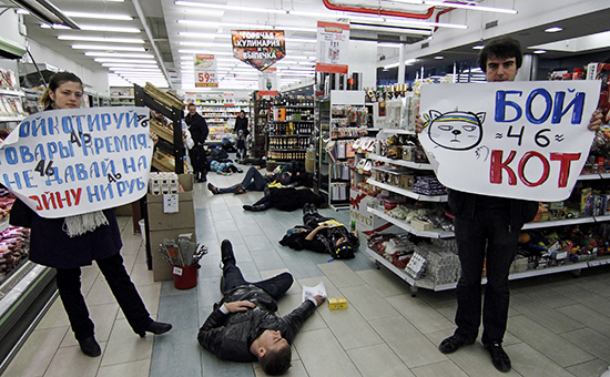 Участники акции, организованной в одном из продуктовых магазинов Одессы после присоединения Крыма в состав России, требуют бойкотировать российские товары. 30 марта 2014г.