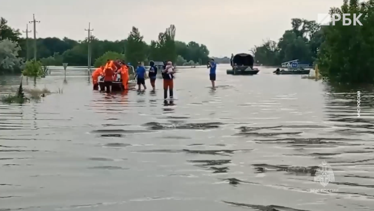 Работа спасателей в зоне затопления после разрушения Каховской ГЭС. Видео