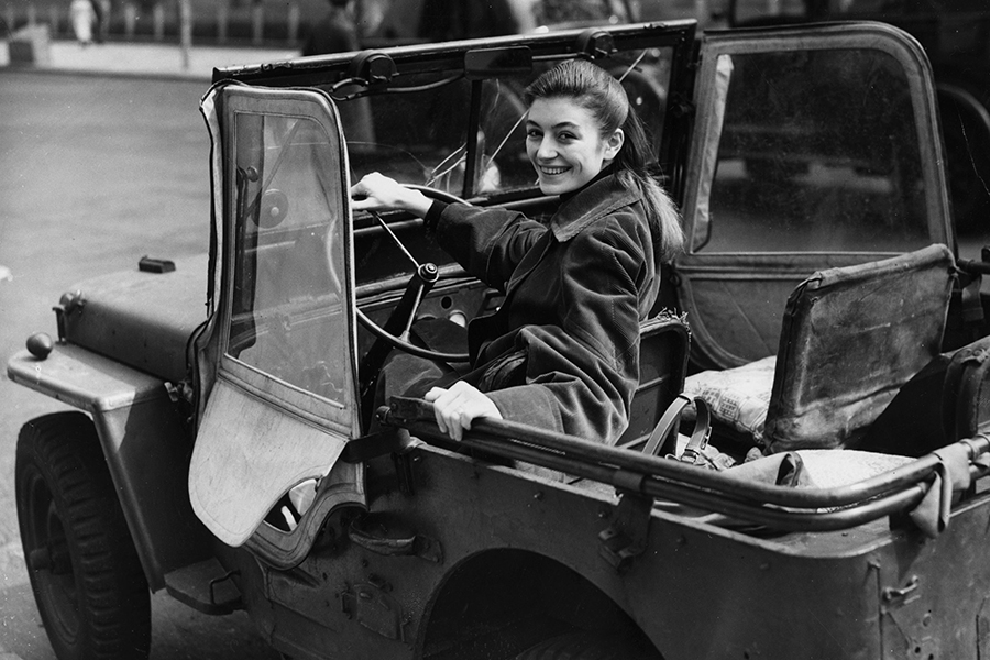 Анук Эме отмечает свой день рождения поездкой на джипе по Лондону, 1952 год

Известность пришла к актрисе в 1958-м, когда она сыграла подругу художника в кинобиографии Амедео Модильяни &laquo;Монпарнас, 19&raquo;.