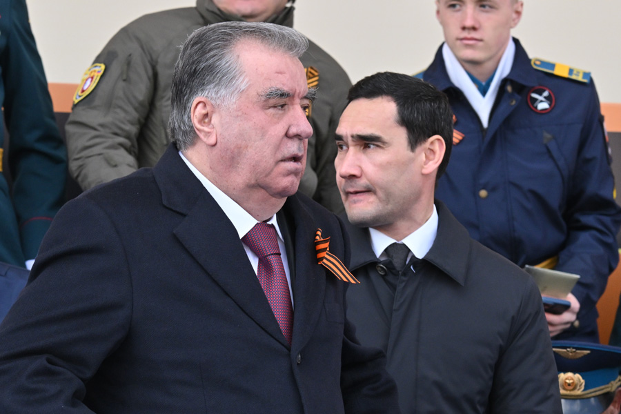 An der Parade nahmen außerdem der Präsident Tadschikistans, Emomali Rahmon, und der Staatschef Turkmenistans, Serdar Berdimuhamedov, teil.