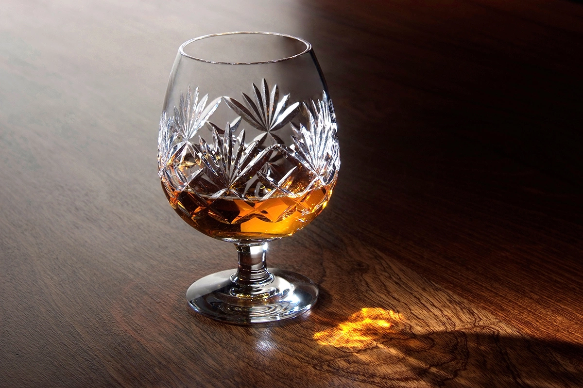 Крепкий алкогольный напиток, который изготавливают на основе базового вина в Армении, долгое время действительно называли коньяком. Однако сейчас по соглашению с ЕС страна переходит на другое наименование и будет называть его бренди