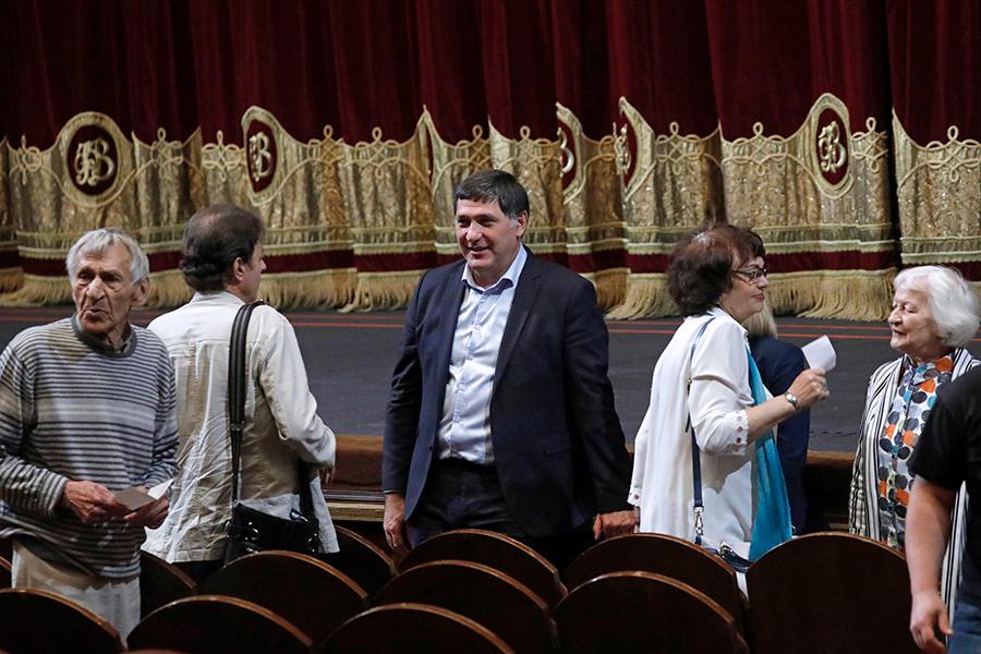 Сергей Пускепалис во время представления коллективу Российского государственного академического театра драмы им. Ф. Волкова, 2019 год