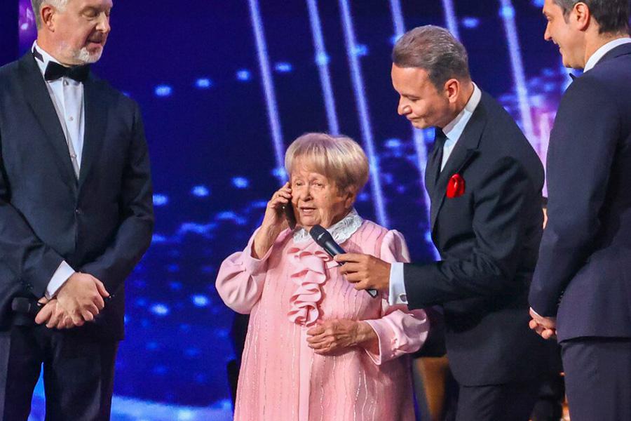 Владимир Путин по телефону поздравляет Александру Пахмутову с днем рождения во время ее концерта в Большом зале Государственного Кремлевского дворца в Москве, 9 ноября 2025 года