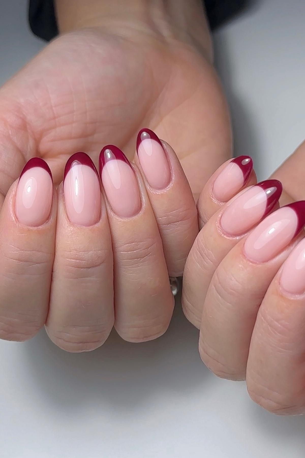 Красный френч на нюдовой базе создает свежий и контрастный акцент