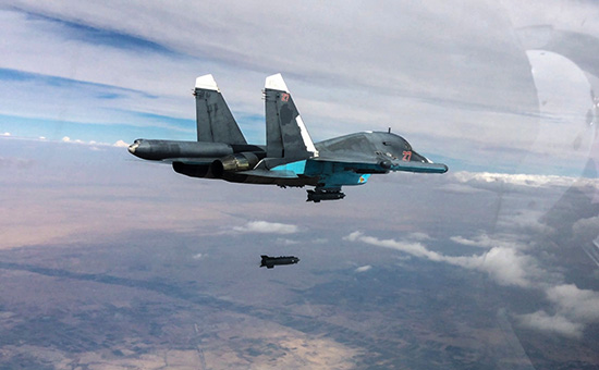 Истребитель-бомбардировщик Су-34 во время нанесения авиаударов в провинциях Ракка и Алеппо. (Стоп-кадры с видео, опубликованного Министерством обороны РФ)