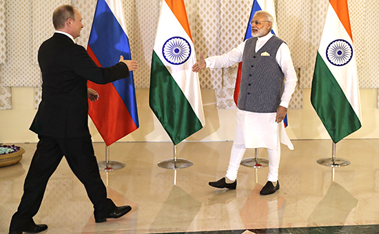 Президент России Владимир Путин и премьер-министр Индии&nbsp;​Нарендра&nbsp;Моди на саммите БРИКС в Индии


