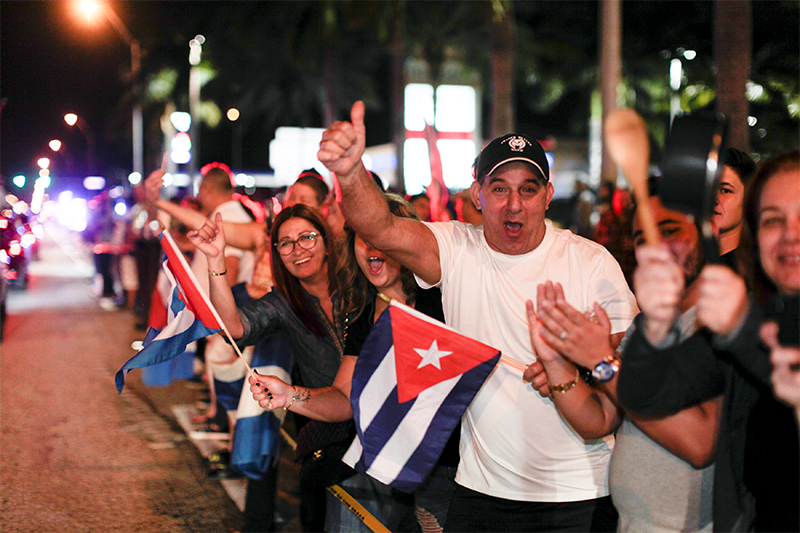 Кубинская диаспора Майами празднует смерть Фиделя Кастро


