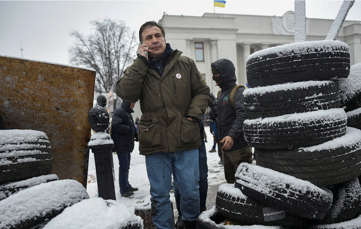 Михаил Саакашвили возле здания Верховной рады в Киеве. 6 декабря&nbsp;2017 года


