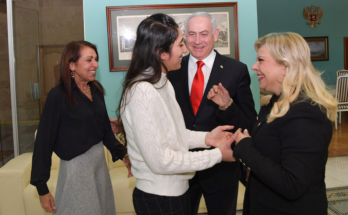 Освобожденная после помилования Наама Иссахар с матерью Яффой (слева) и премьер-министр Израиля Биньямин Нетаньяху с супругой Сарой (справа)
