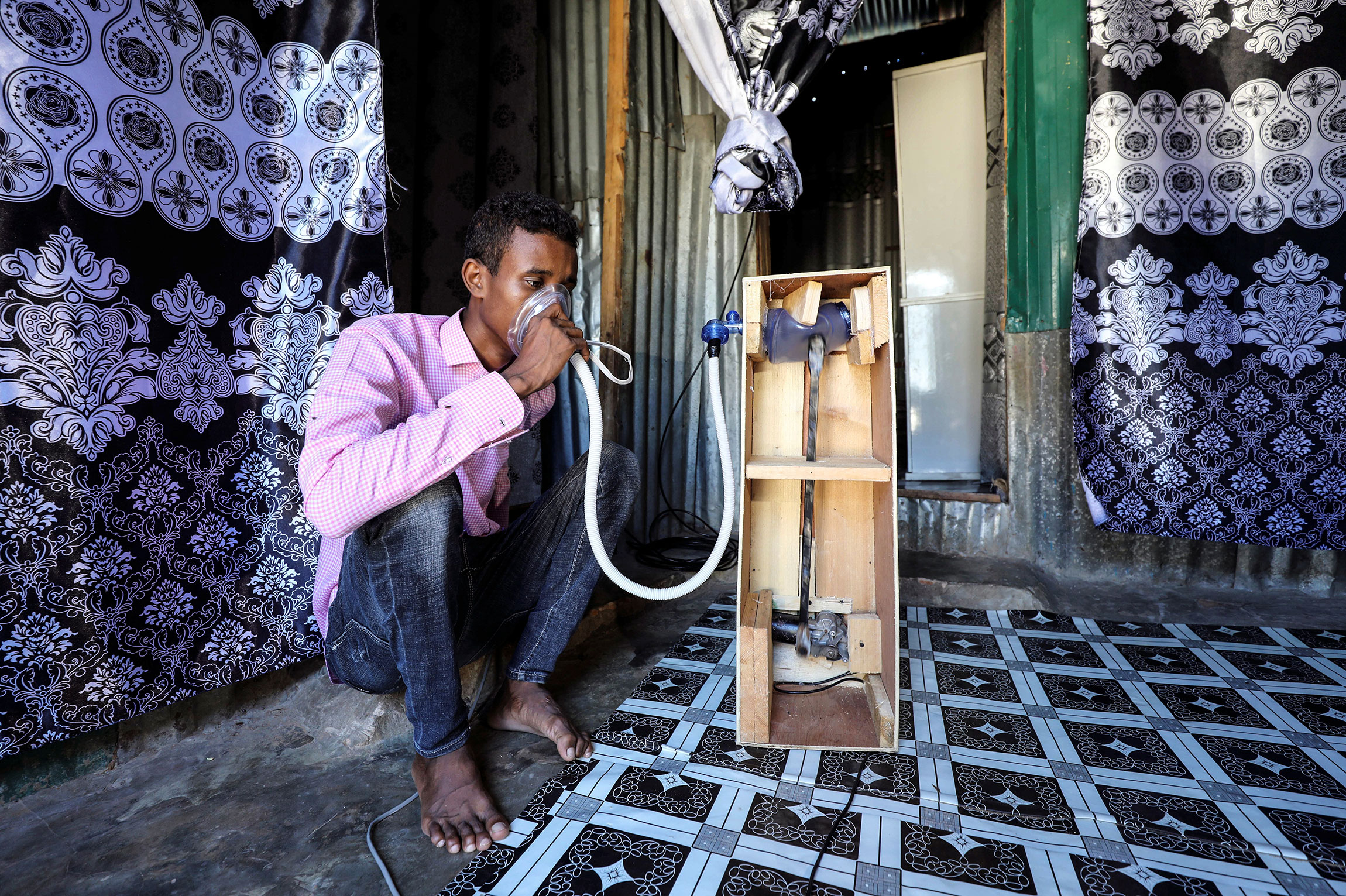 Сомали. Мохаммед Адаве, 21-летний инженер-механик, тестирует самодельный аппарат искусственной вентиляции легких.

По данным на 27 мая&nbsp;в Сомали зафиксированы​ 1689 cлучаев заболевания COVID-19
