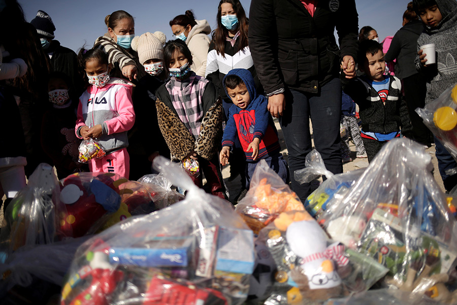 Дети в ожидании подарков, собранных в виде пожертвований&nbsp;пожарной службой в Сьюдад-Хуаресе, Мексика