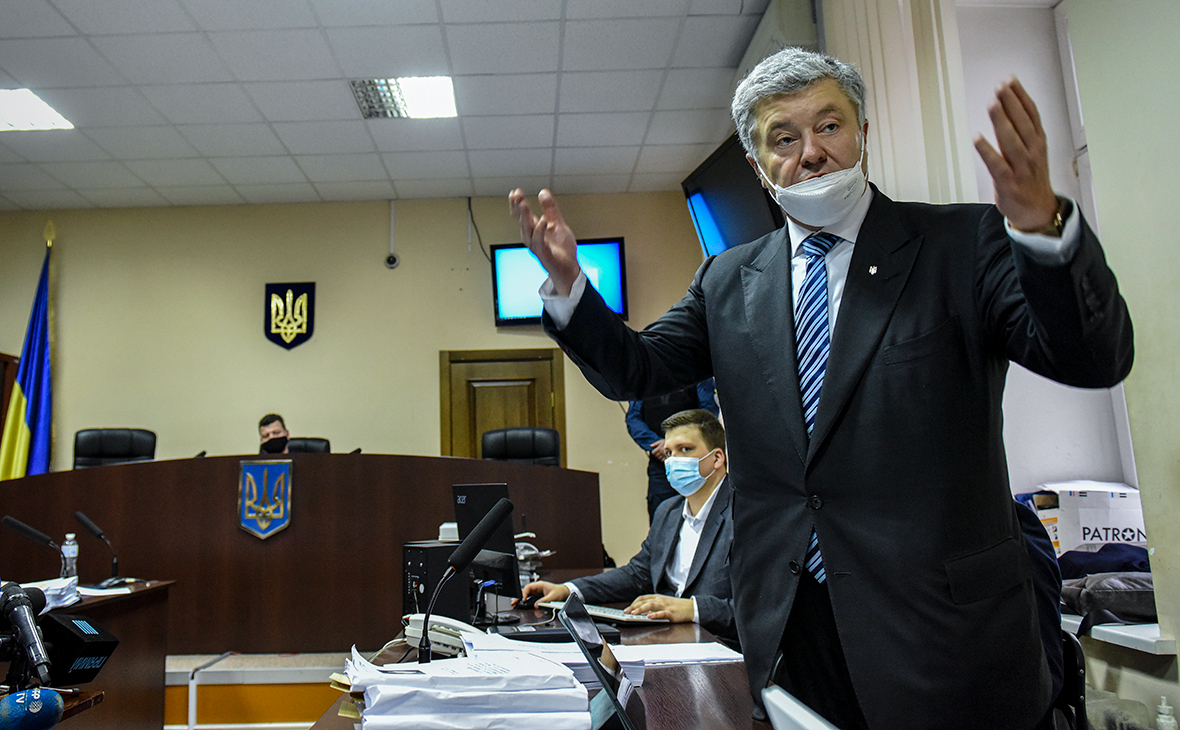 Петр Порошенко (справа) во время заседания в Печерском районном суде