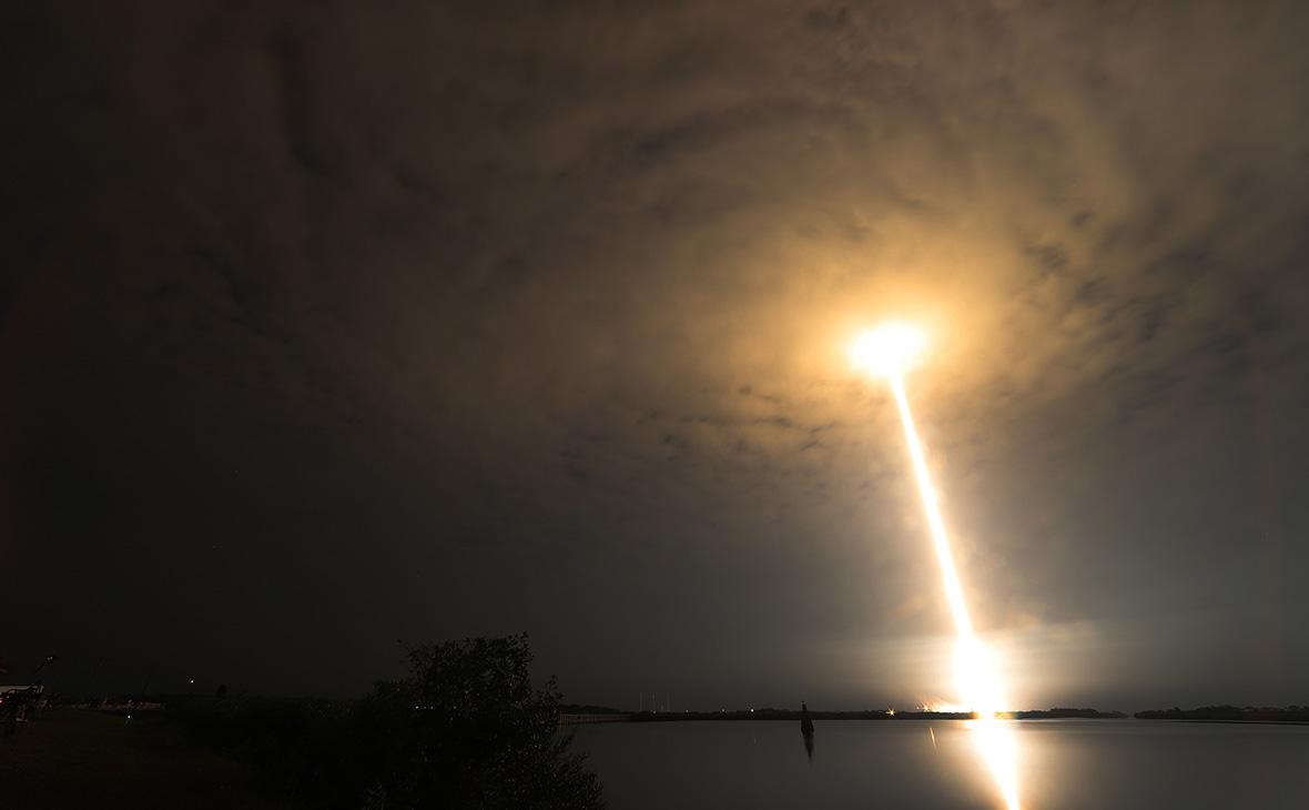 Запуск ракеты SpaceX Falcon несущую партию интернет-спутников Starlink