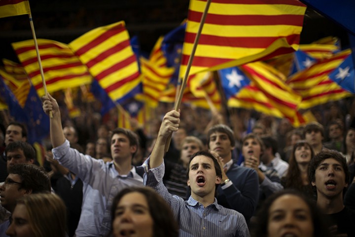 Каталония 

Менее чем через два месяца после референдума о независимости Шотландии аналогичное голосование состоится в Каталонии. Жителям автономной провинции предложат ответить на вопросы &laquo;Хотите ли вы, чтобы Каталония стала государством?&raquo;, а в случае положительного ответа &ndash; &laquo;Хотите ли вы, чтобы Каталония стала независимым государством?&raquo; Правда, в отличие от Лондона, Мадрид не давал разрешения на референдум в Каталонии и не намерен признавать его итоги.

В основе каталонского, как и шотландского, сепаратизма лежат экономические и этнические причины. Каталонцы недовольны, что их регион обеспечивает 19,5% от всех поступлений в бюджет Испании, в то время как получает обратно на 5% меньше. Сепаратисты утверждают, что Каталония является экономическим локомотивом для Испании, а независимость позволит каталонскому бизнесу развиваться эффективнее.

Отделение от Испании, как утверждают сецессионисты, окажет благотворное влияние и на развитие каталонского языка и культуры. Для части каталонцев это может быть серьезным аргументом. Во время правления генералиссимуса Франсиско Франко в 1939-1975 годах каталонский язык был под запретом. Сейчас Каталония пользуется языковой и культурной автономией, но ее может оказаться недостаточно, чтобы удержать страну в составе королевства.&nbsp;