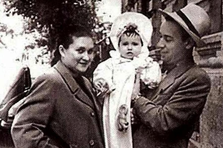 Ирина Аллегрова&nbsp;в детстве с родителями