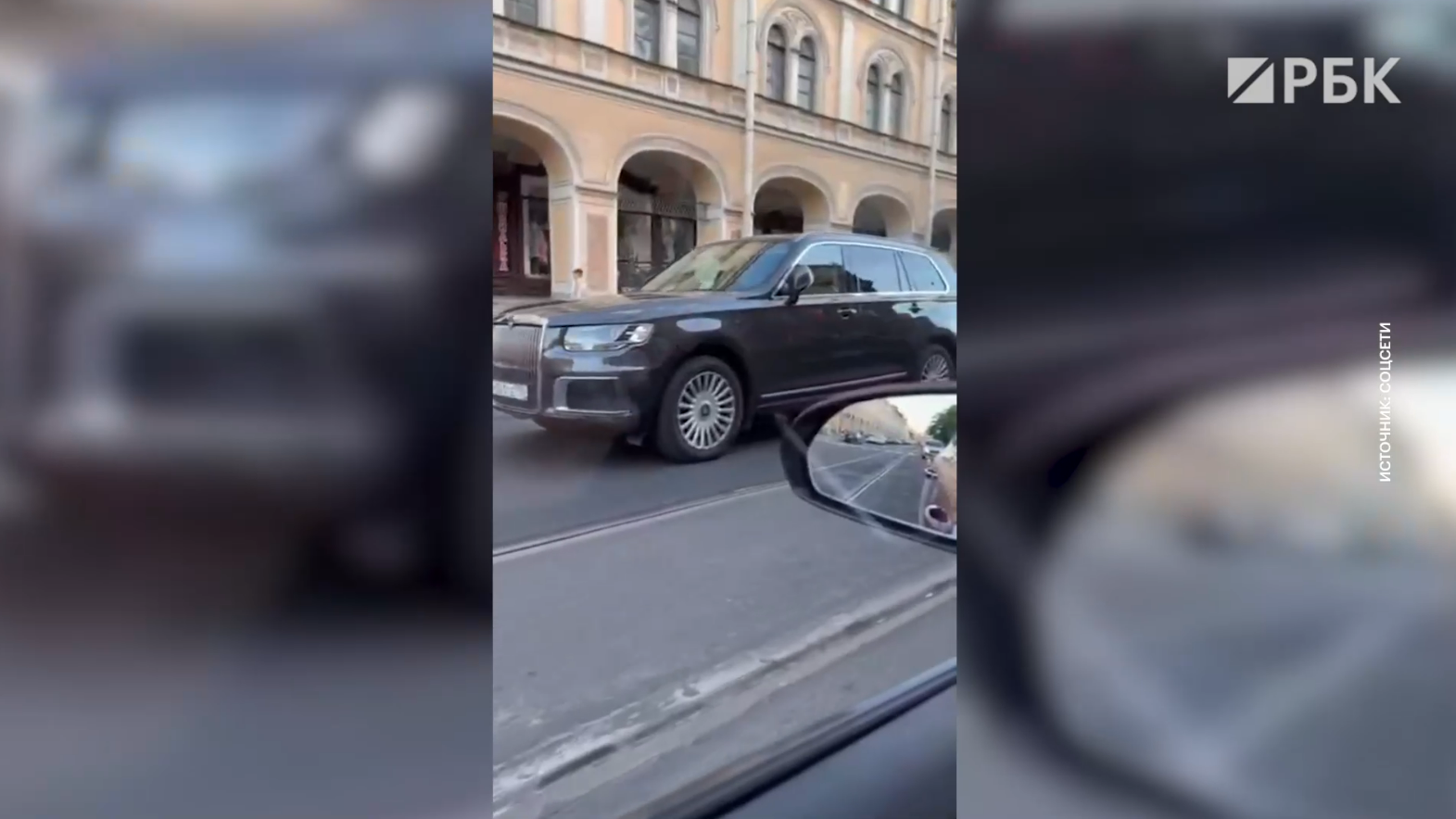 В центре Петербурга автомобиль врезался в Aurus