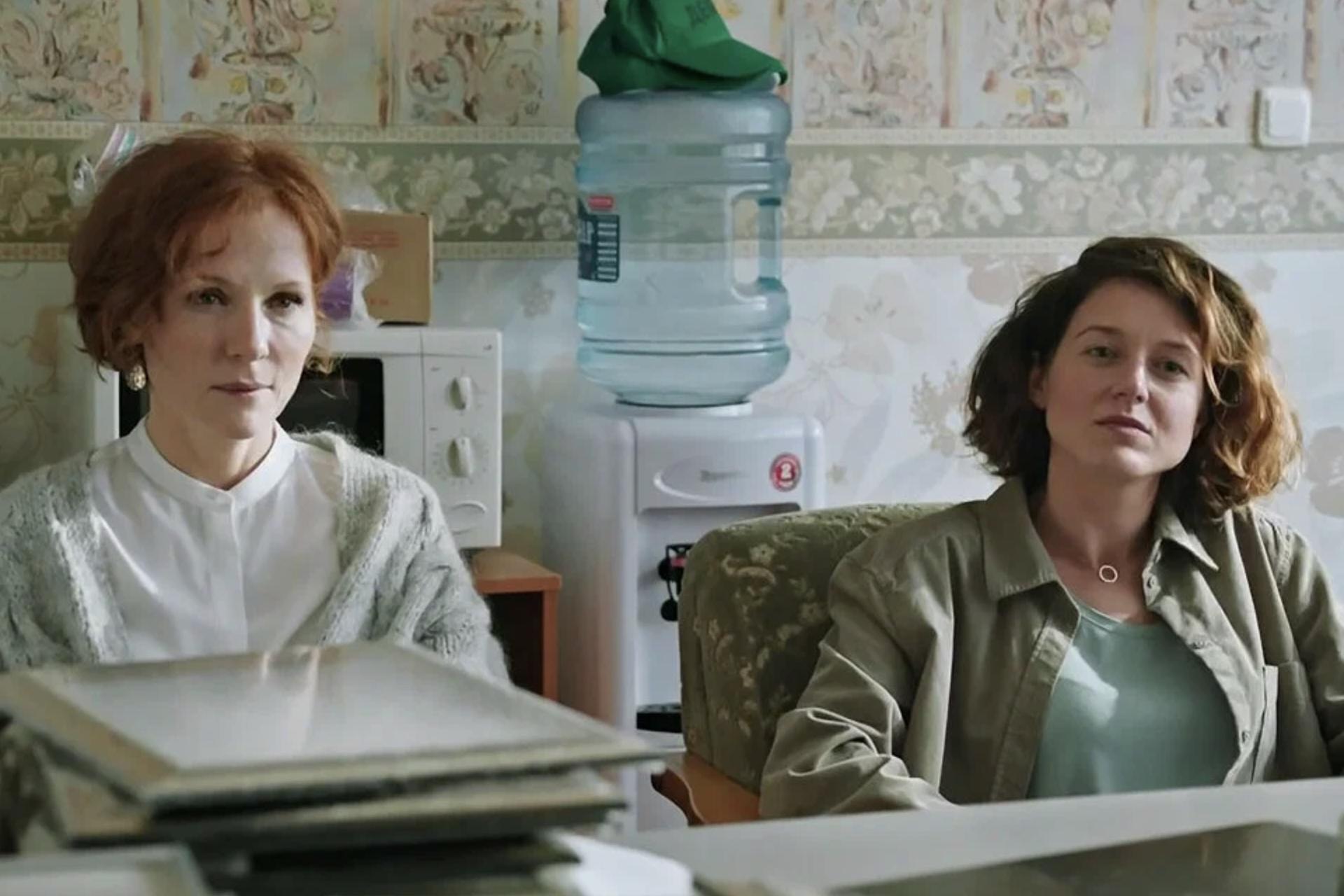 Қара жігіт анасын трахает және ол зәр шығарады. Днепрдегі жас жезөкшелер