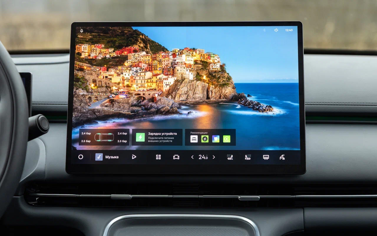 Центральный экран мультимедийной системы в Geely EX5 EM-i идентичен экрану в «электричке» с поправкой на особенности силовой установки и ряд новых функций. В нижней части — панель быстрого доступа с возможностью кастомизации кнопок