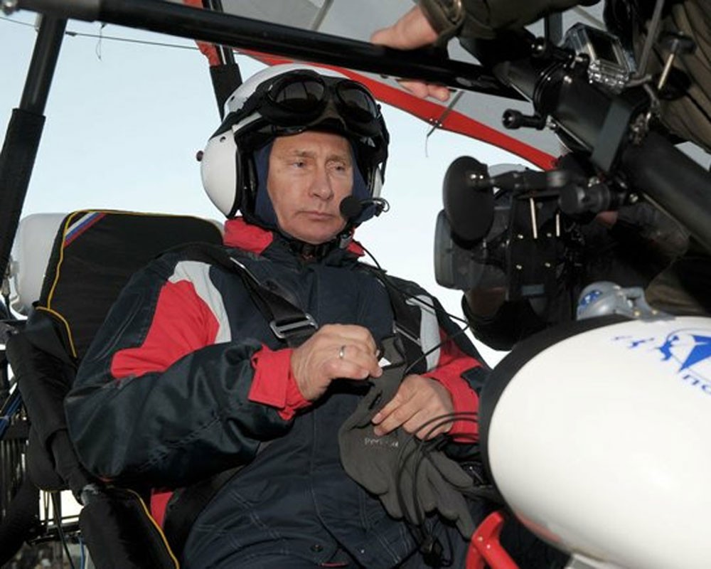 Путин со стерхами на дельтаплане