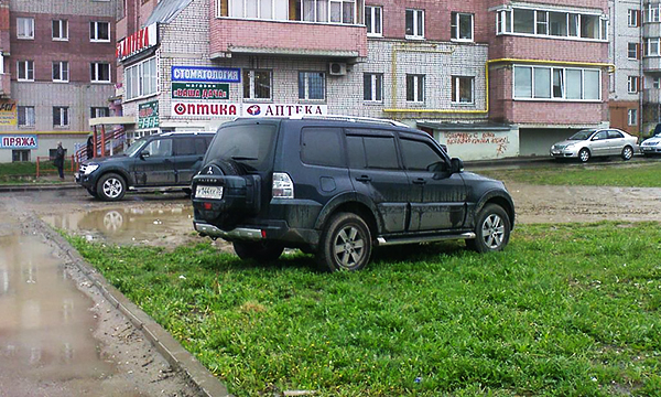 За парковку на газонах будут штрафовать на пять тысяч рублей