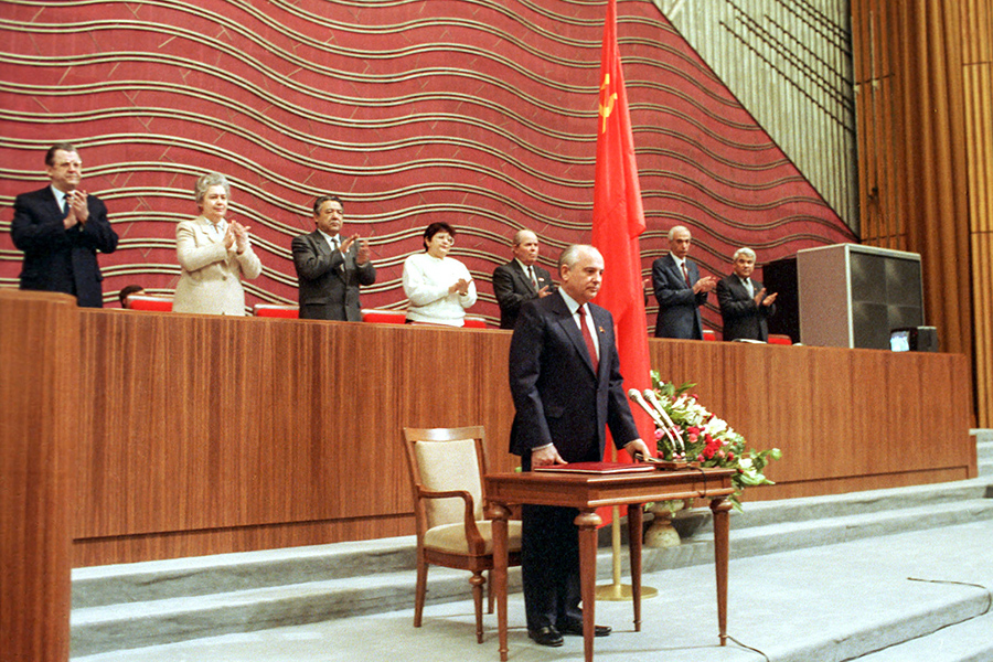 В 1990 году Горбачев заявил о необходимости отменить положение Конституции о руководящей роли КПСС и ввести в стране должность президента. Позже на съезде народных депутатов его выбрали президентом СССР &mdash; он стал первым и единственным человеком, занимавшим эту должность