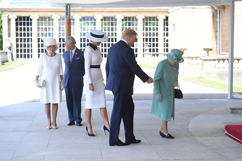 Дональд и Мелания Трамп на встрече с королевой Великобритании Елизаветой II. На заднем плане &mdash; принц Чарльз с женой, герцогиней Корнуольской Камиллой&nbsp;